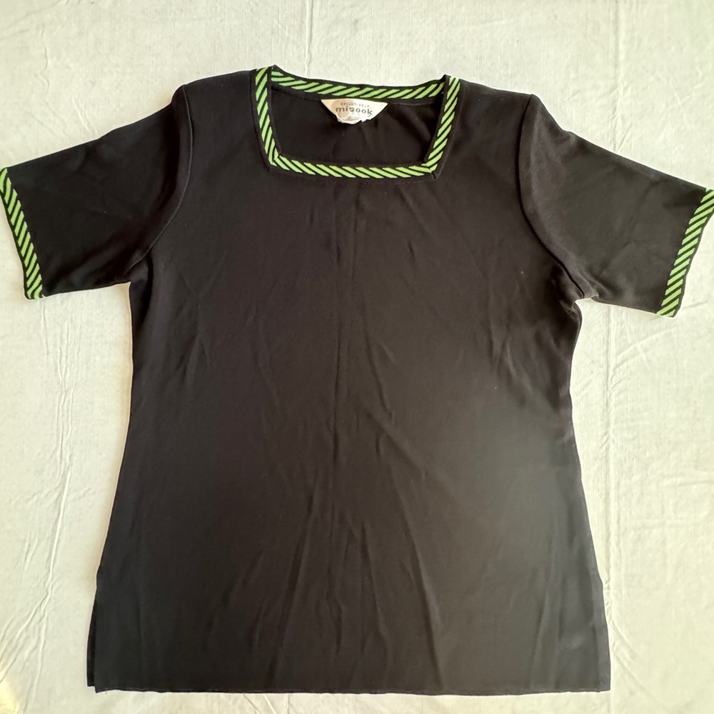 Misook black with green lining knitted top